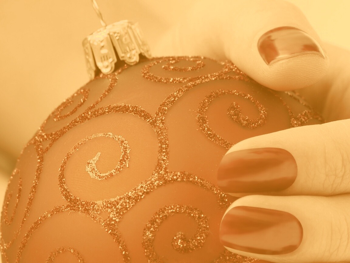 Елочная игрушка в руке обои