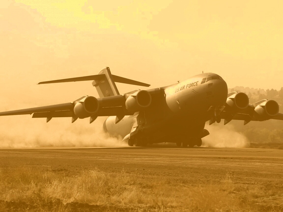 Грузовой самолёт на посадке обои