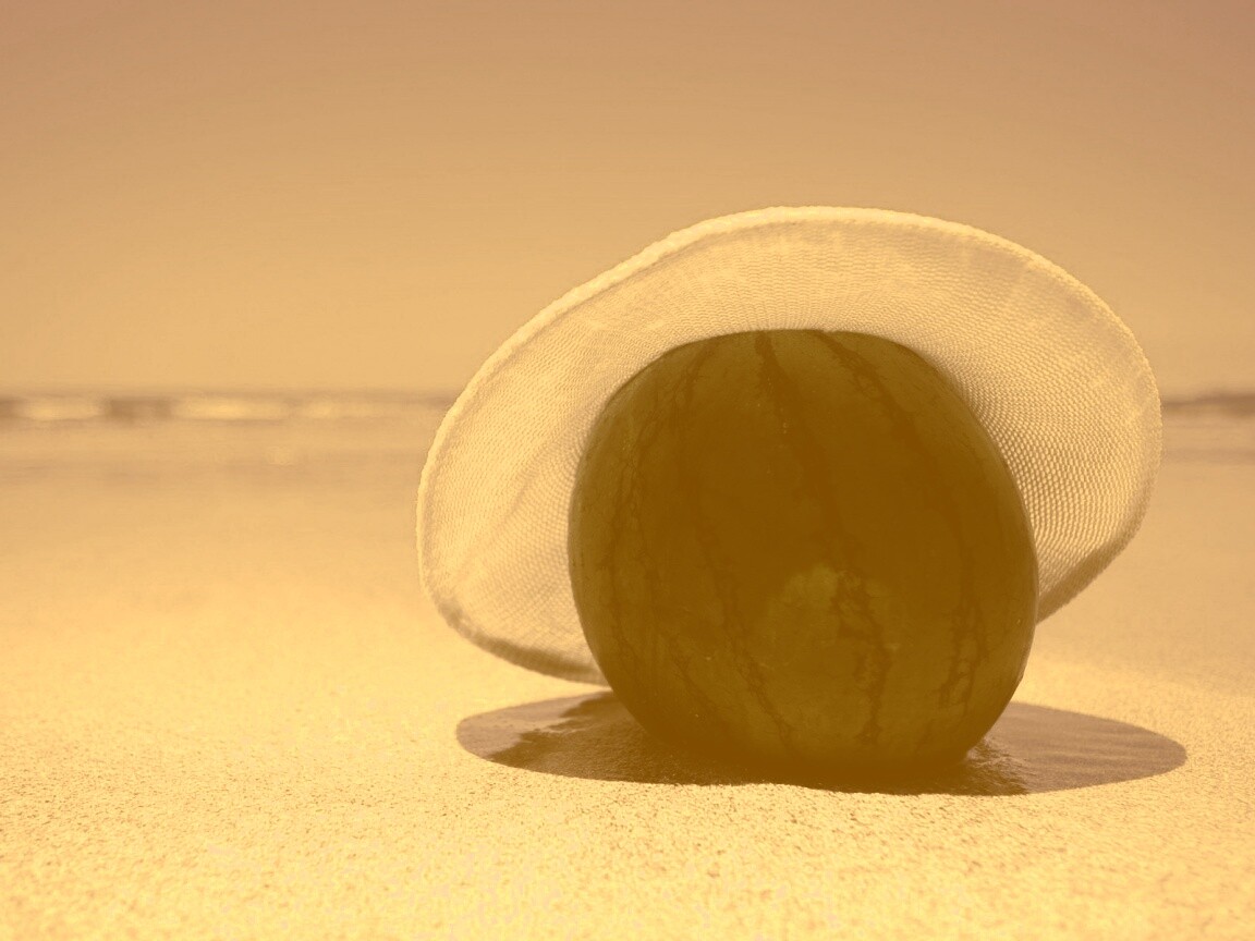 Арбуз в летней шляпке на пляже обои