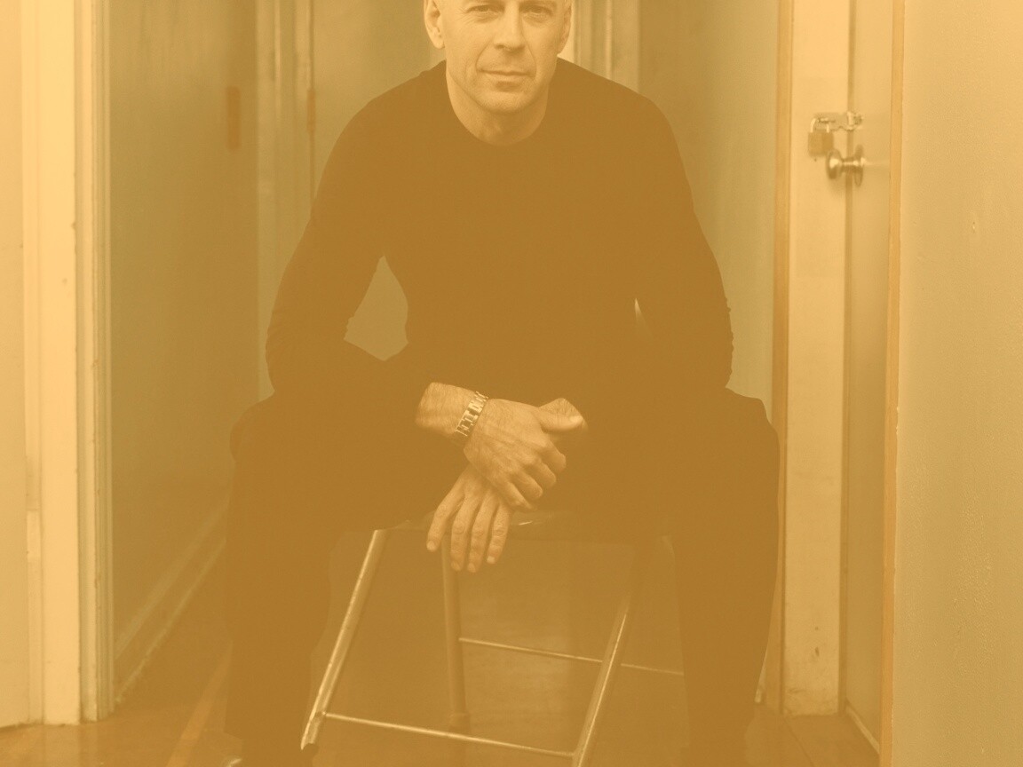 Брюс Уиллис на раскладном стуле обои