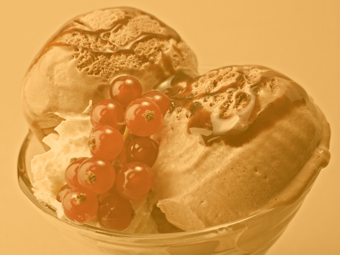 Шоколадное мороженое со смородинкой обои