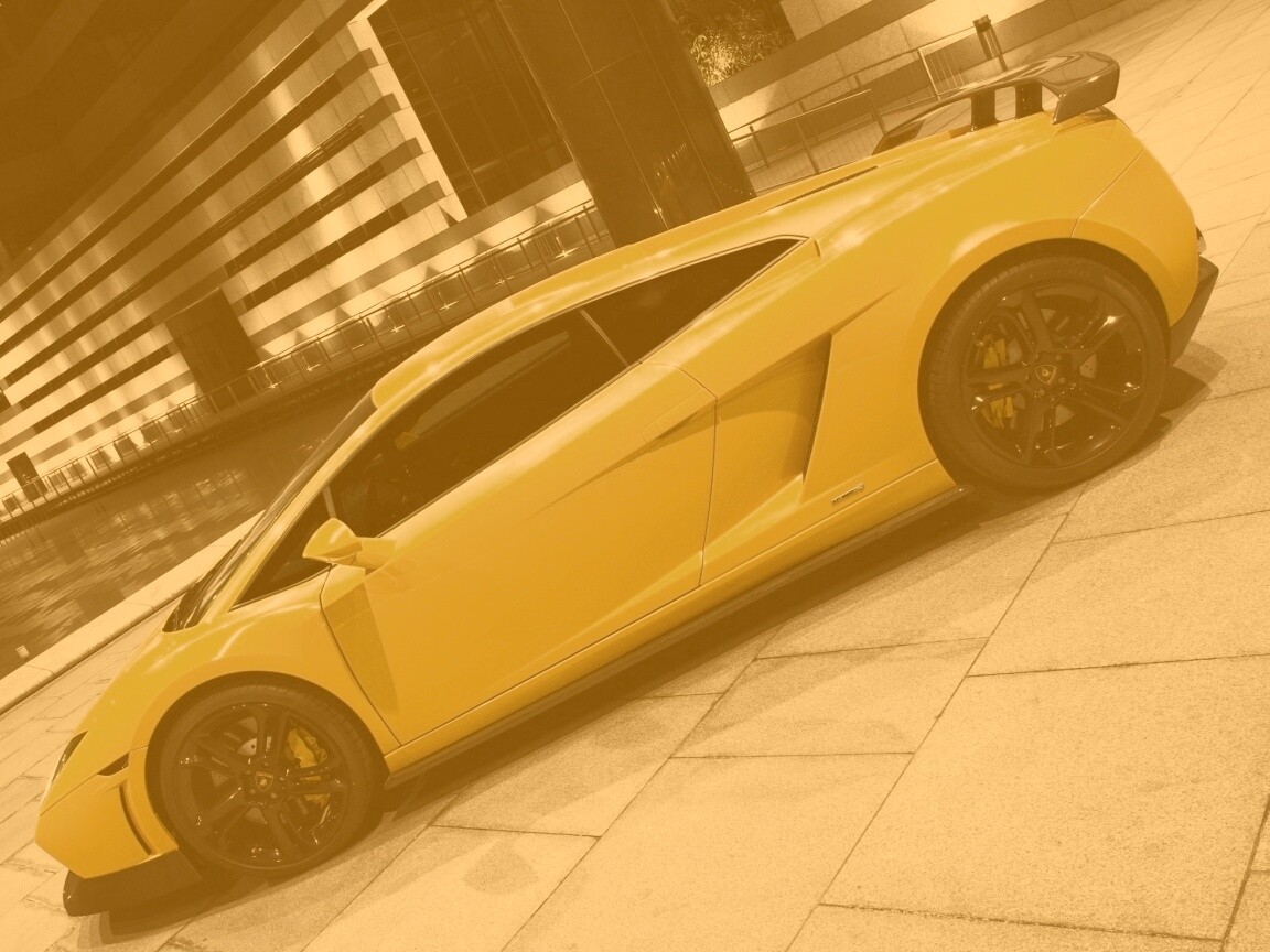 Желтая ламборджини в автосалоне обои