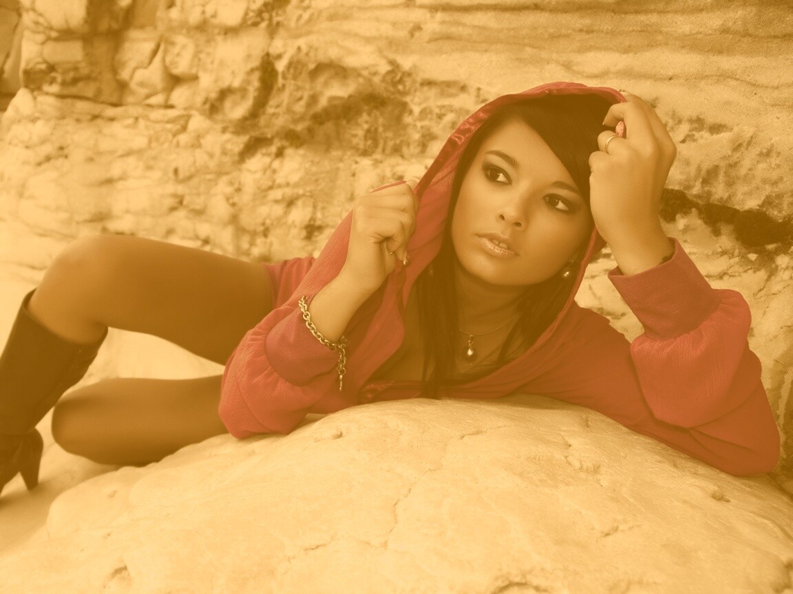 Девушка в розовой накидке обои