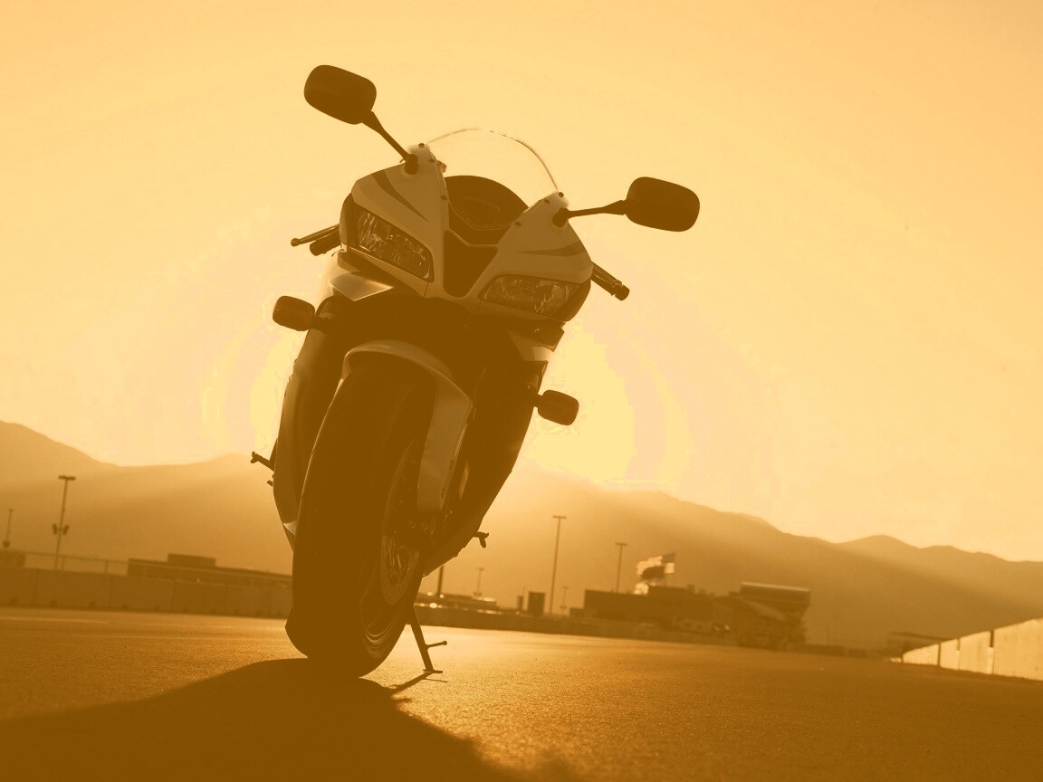 Мотоцикл на фоне заходящего солнца обои