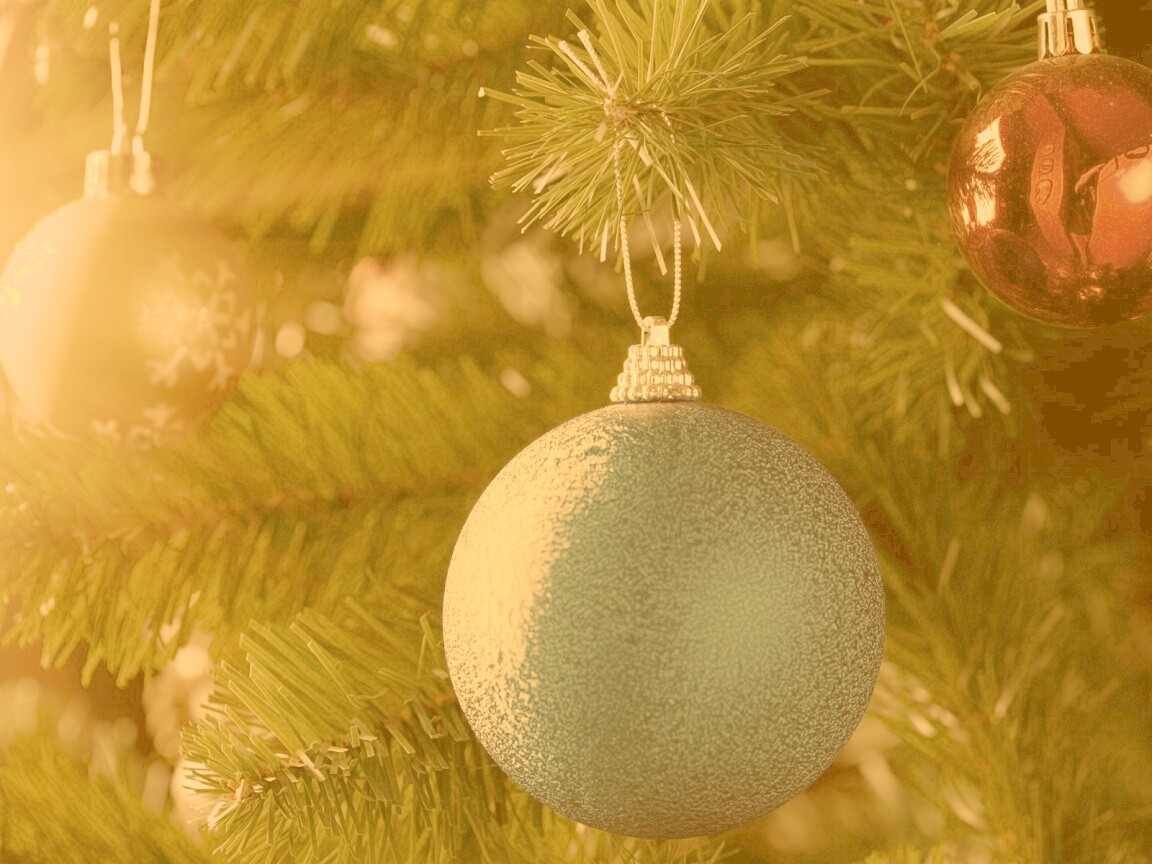 Шары на ёлке обои