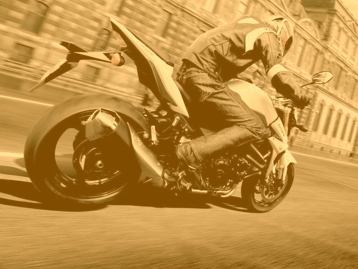 Мотоциклист мчится по городу обои