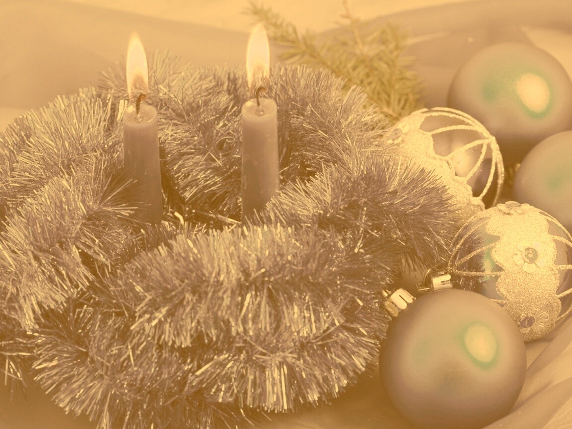 Свечки и новогодняя мишура обои