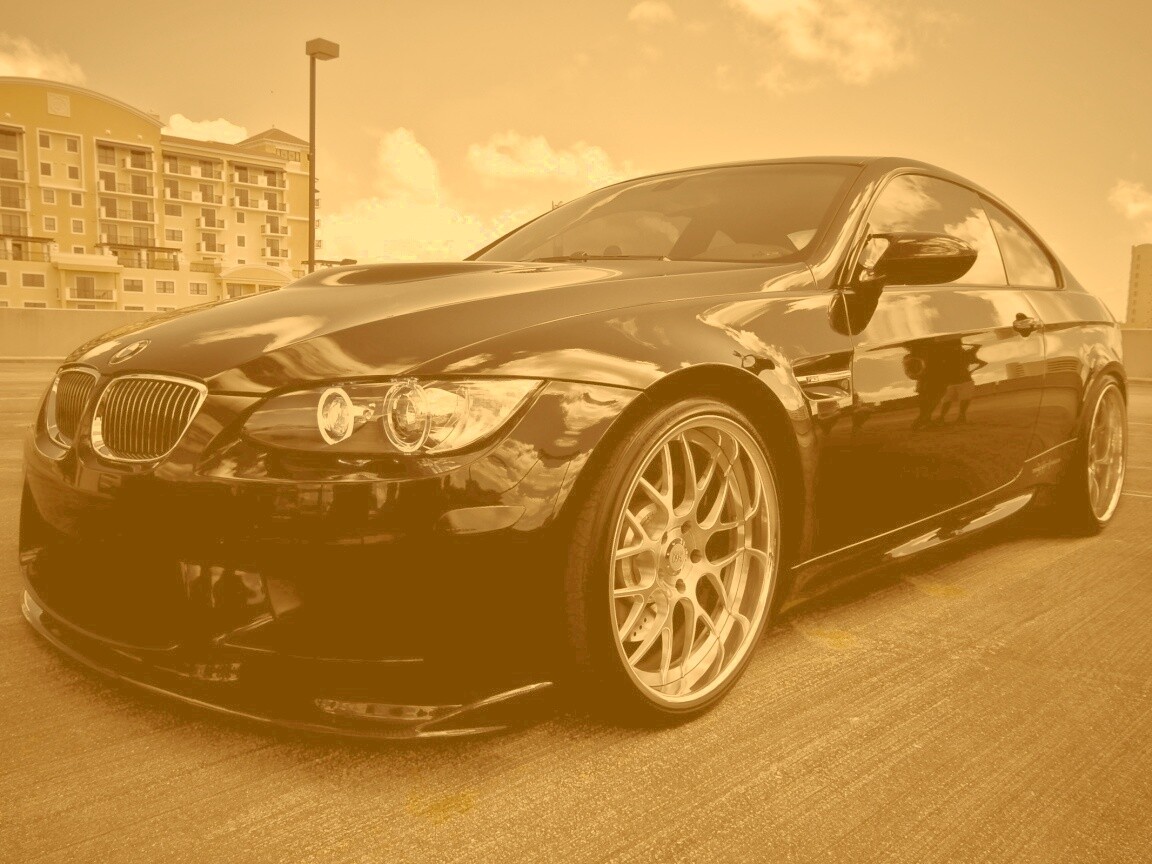 Красивый черный BMW на парковке обои