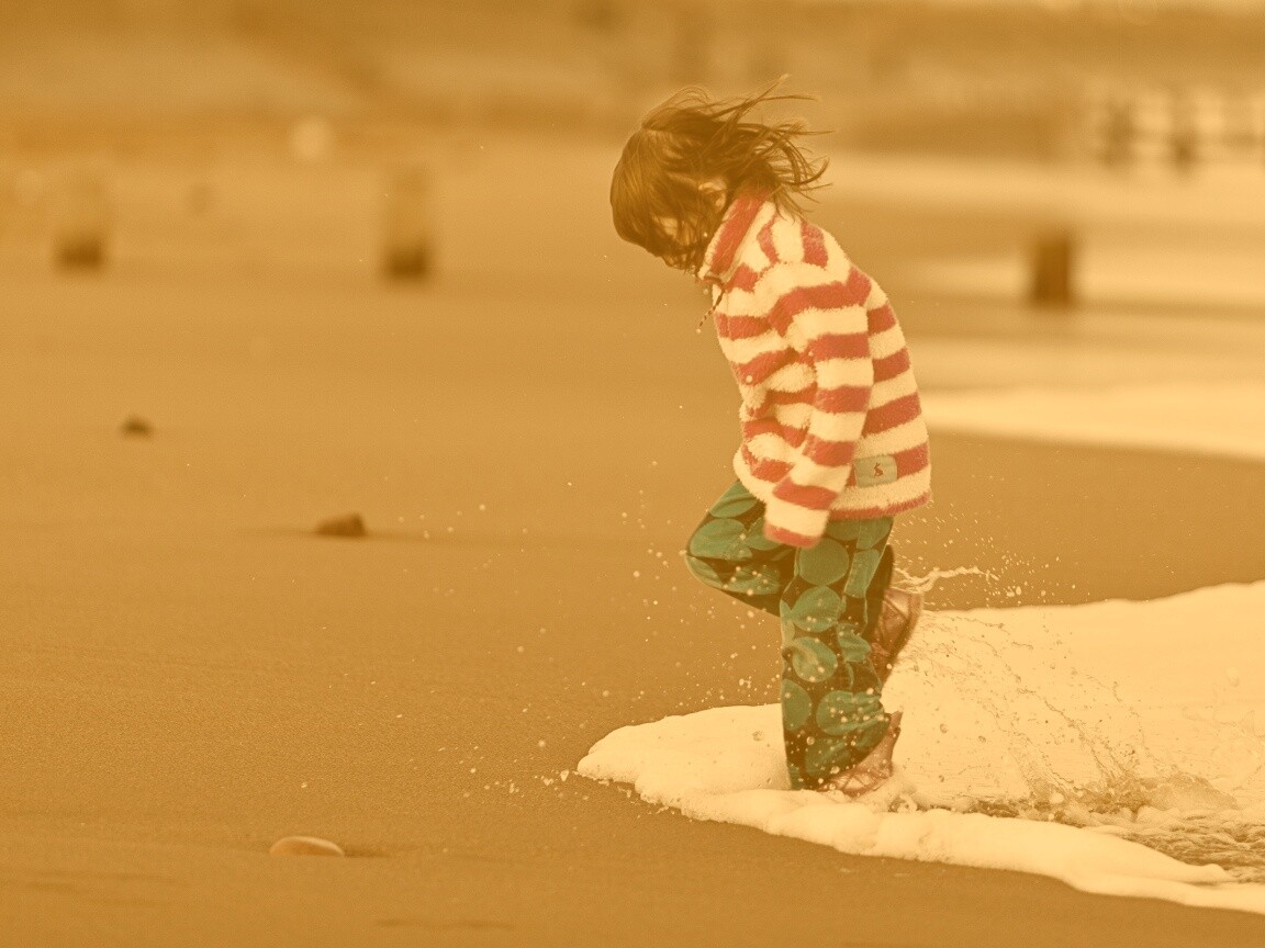 Ребенок и волна обои