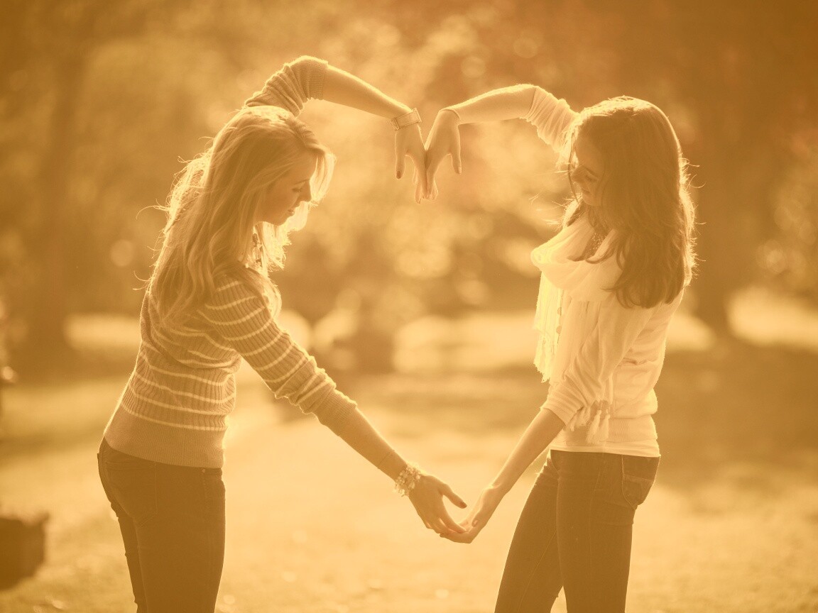 Две девушки и сердце из рук обои