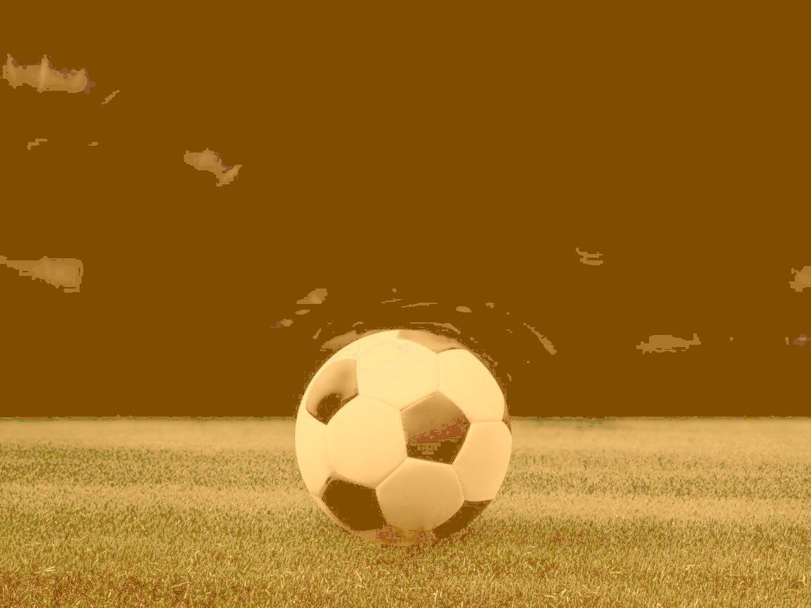 Футбольный мяч на темном поле обои