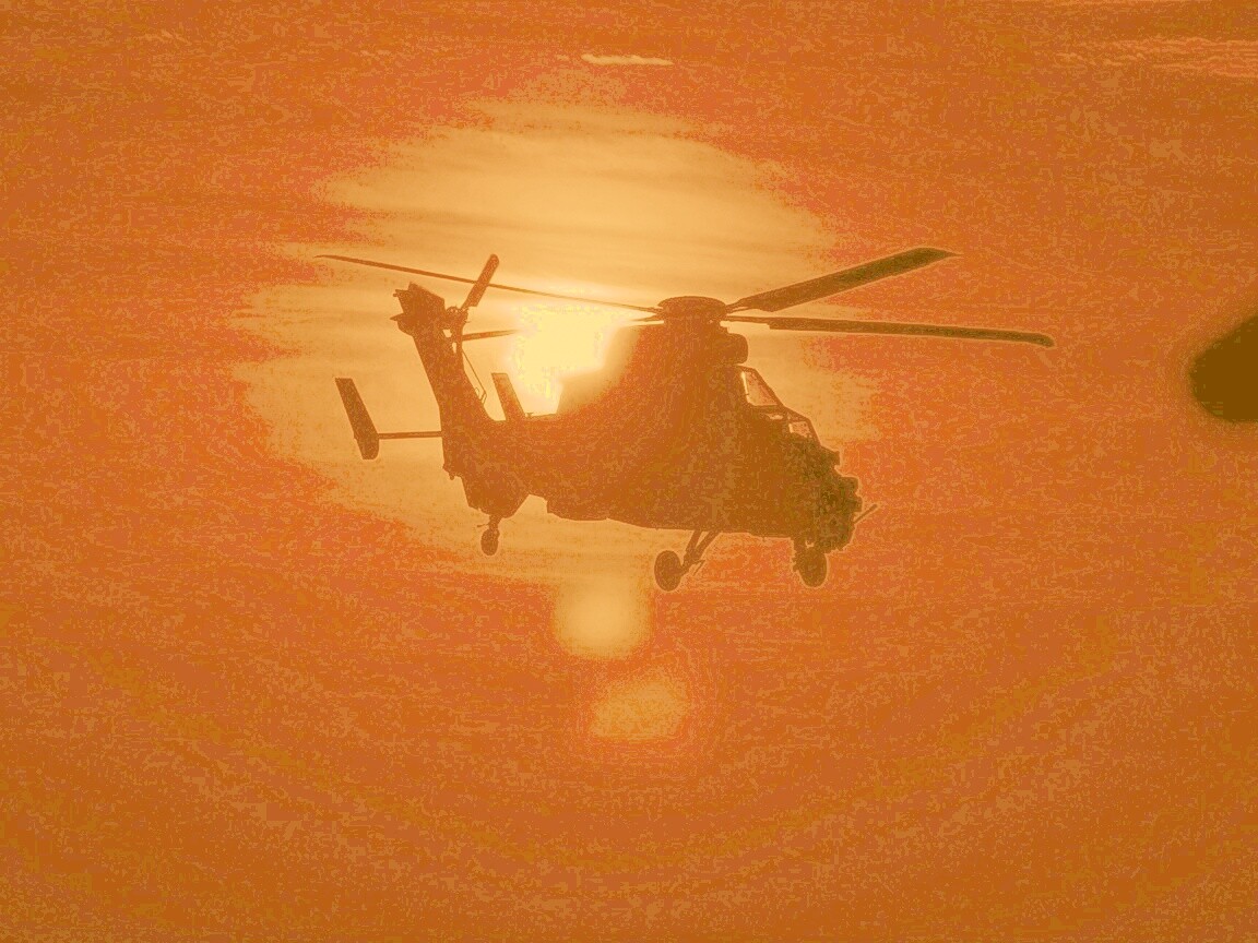 Вертолет в лучах закатного солнца обои