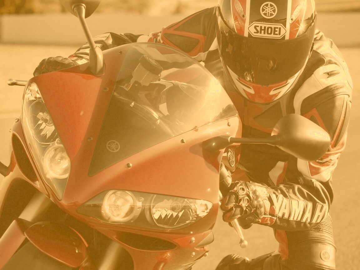 Мотоциклист на красной ямахе обои