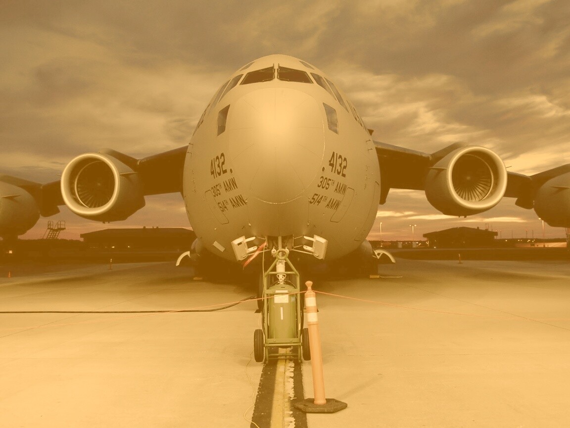 Самолет на взлетной полосе обои