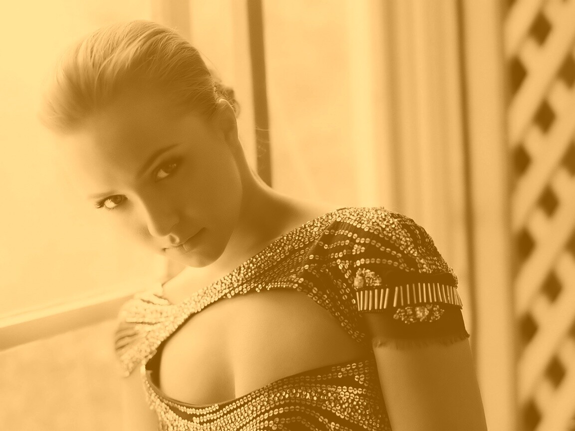 Блондинка у окна обои