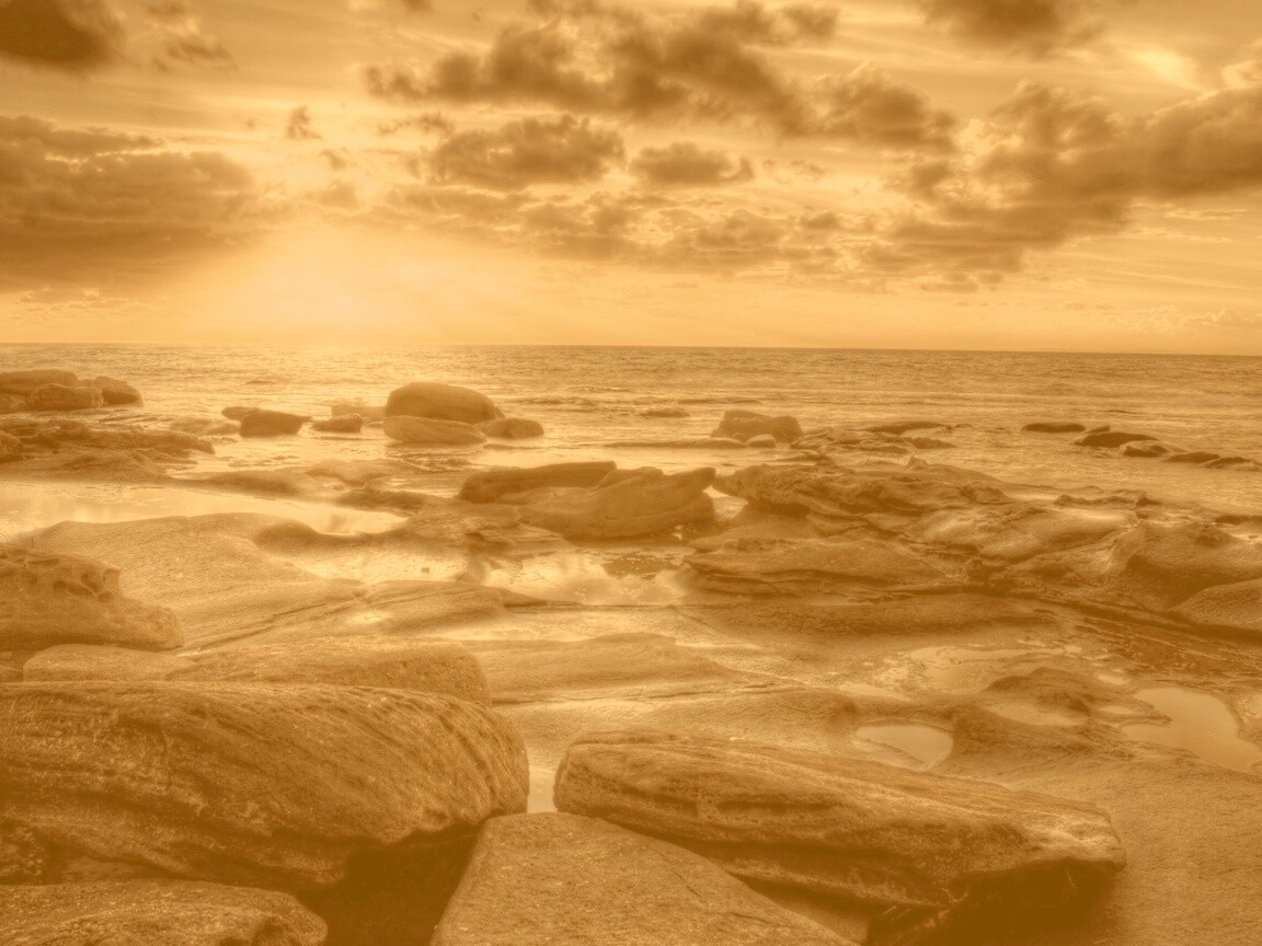 Каменистый берег на закате обои