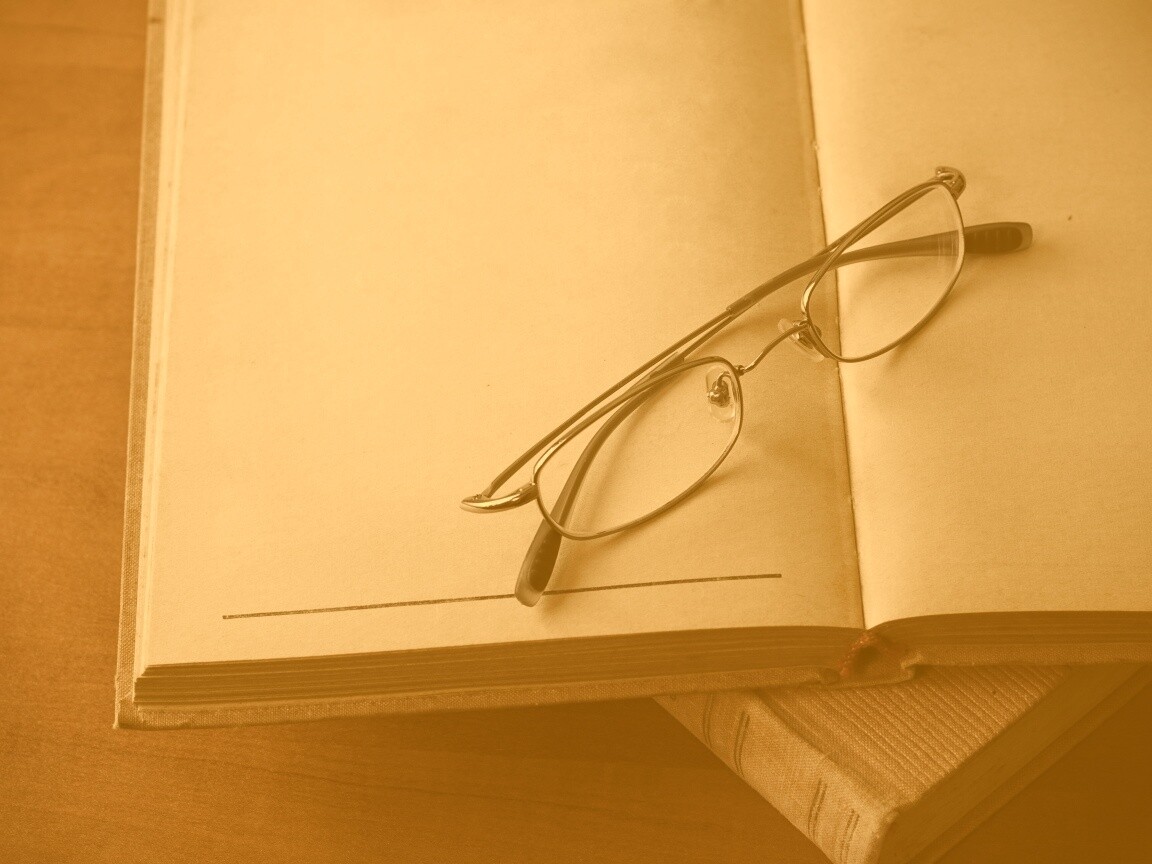 Очки и блокнот обои