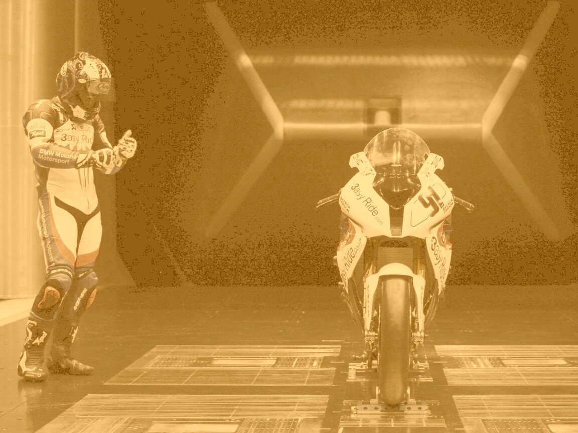 Мотоцикл на тестовом стенде обои