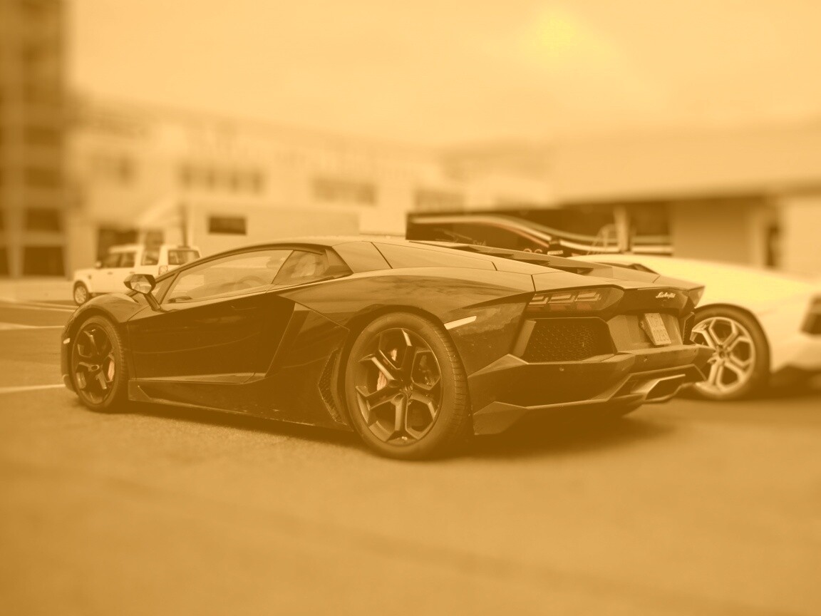 Ламборджини ревентон на парковке обои