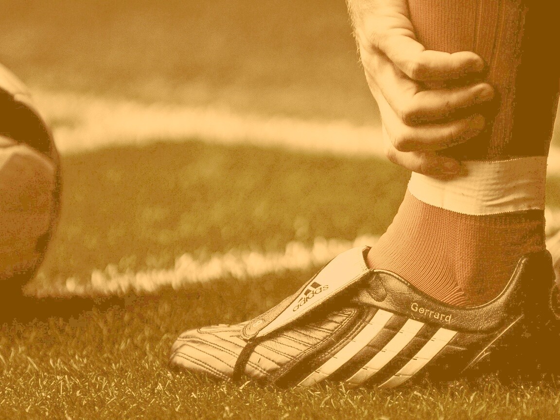 Левая нога футболиста в бутсе обои