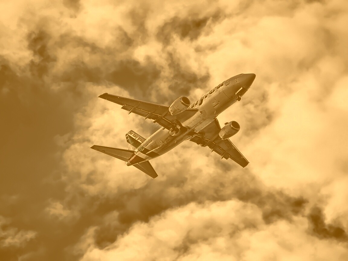 Самолет гражданской авиации в небе обои