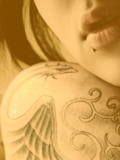 Плечо с татуировкой обои