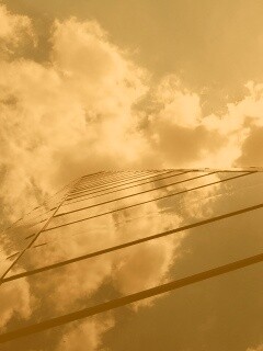 Стеклянный небоскреб уходящий в небо обои