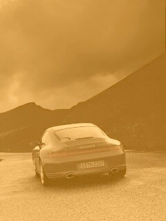 Черный Порше на горной дороге обои