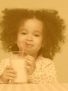 Девочка пьет молоко обои