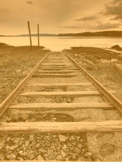 Рельсы обрывающиеся в воду обои