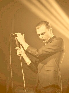 Тео Хатчкрафт на сцене обои