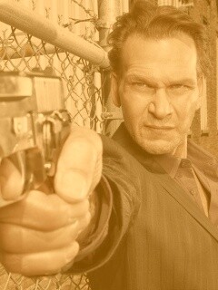 Патрик Суэйзи с пушкой обои