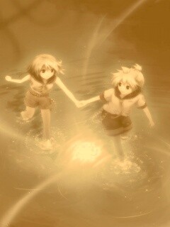 Девочки бегут по воде обои