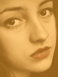 Брюнетка с ярким макияжем и печальным лицом обои