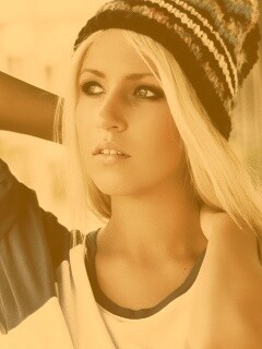 Блондинка в вязанной шапке обои