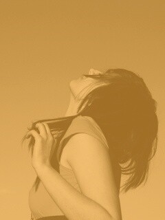 Взгляд брюнетки в небо обои