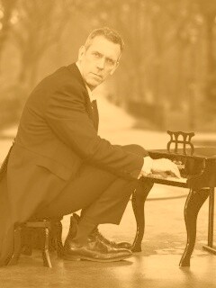 Хью Лори за маленьким роялем обои