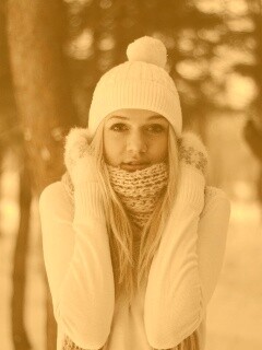 Девушка в белом в снежном лесу обои