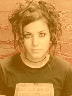 Подросток на фоне розовой кирпичной стены обои