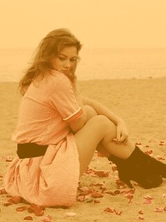 Девушка среди лепестков на пляже обои