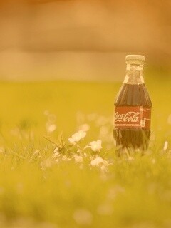 Кока-Кола на траве обои