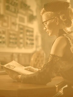 Витажная девушка в кафе обои