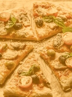 Сочная пицца с томатами и пармезаном обои