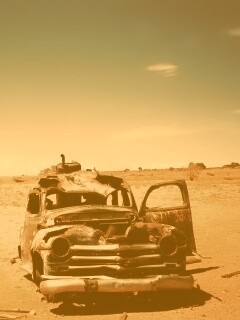 Брошенная в пустыне машина обои