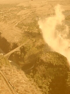 Живописный водопад обои
