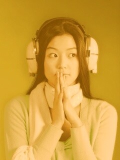 Японка в наушниках обои