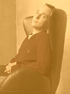 Джим Парсонс в крселе обои