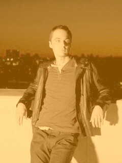 Джим Парсонс на балконе обои