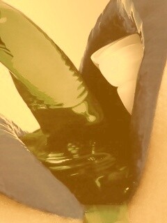 Пьющая девушка обои