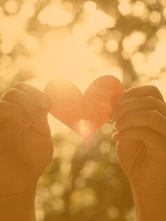 Бумажное красное сердце обои